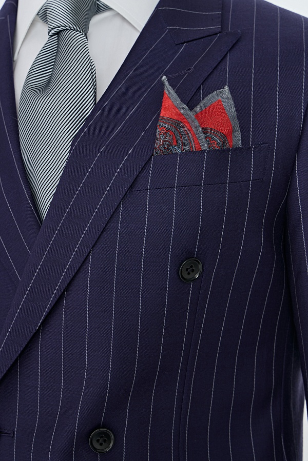 Сине-фиолетовый двубортный костюм в полоску
