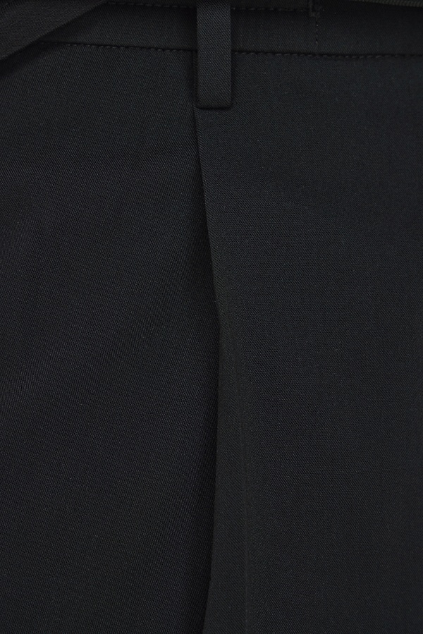 Черные брюки на шнурке