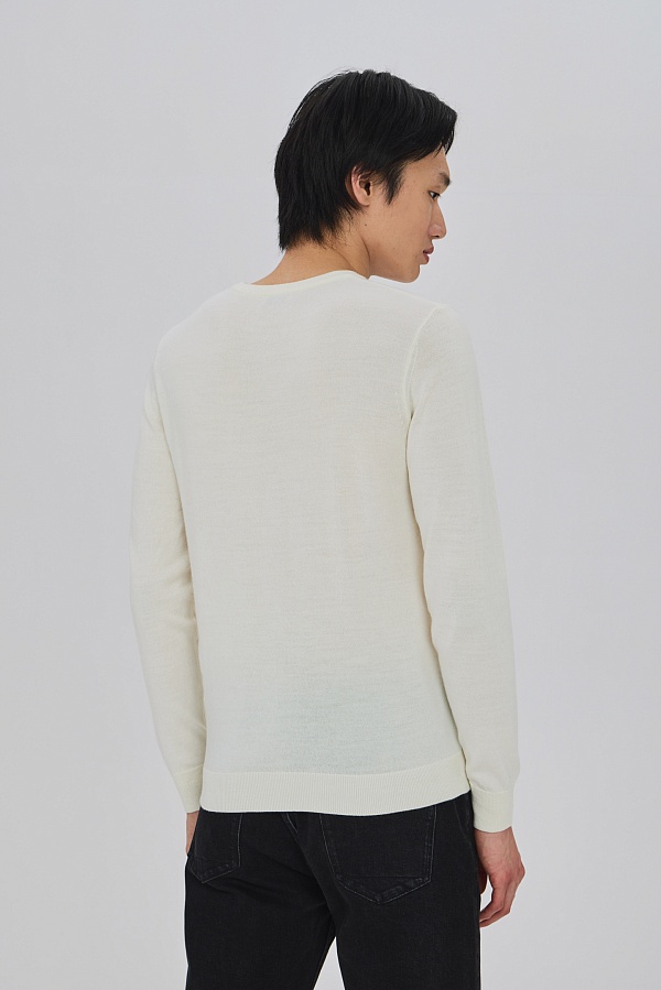 Легкий белый джемпер