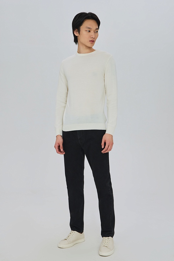 Легкий белый джемпер