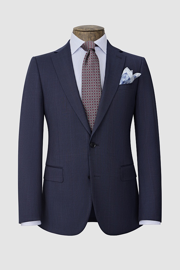 Темно-синий костюм в клетку