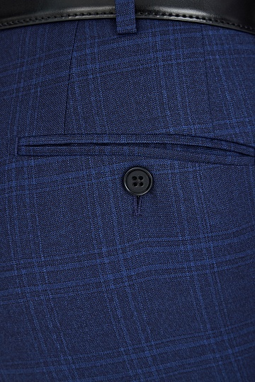 Темно-синие брюки в крупную клетку