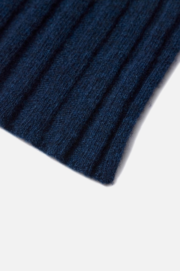 Шарф темно-синего цвета