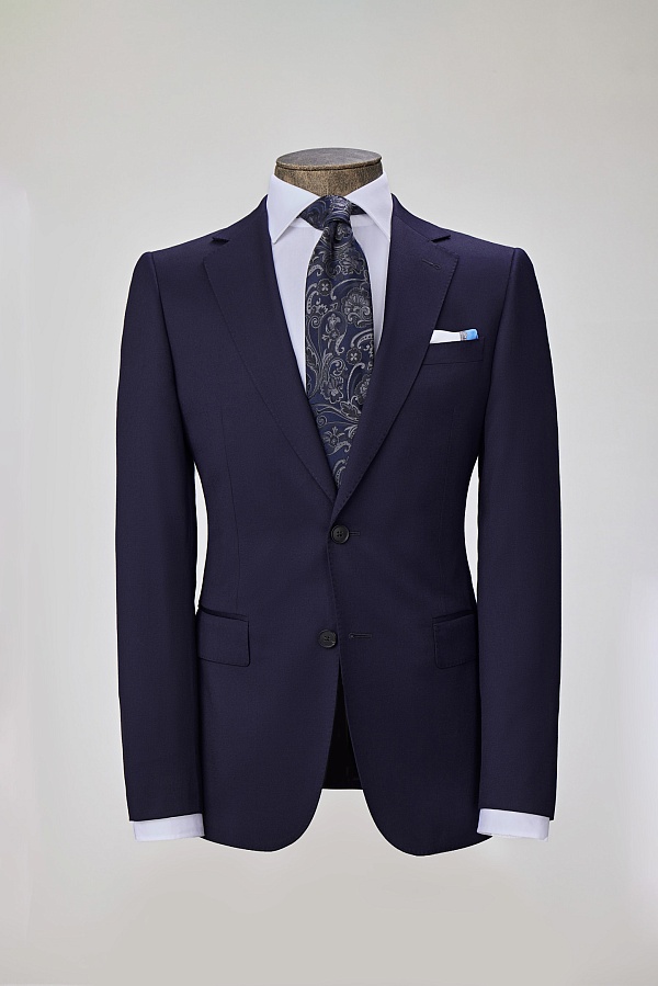 Темно-синий однотонный костюм