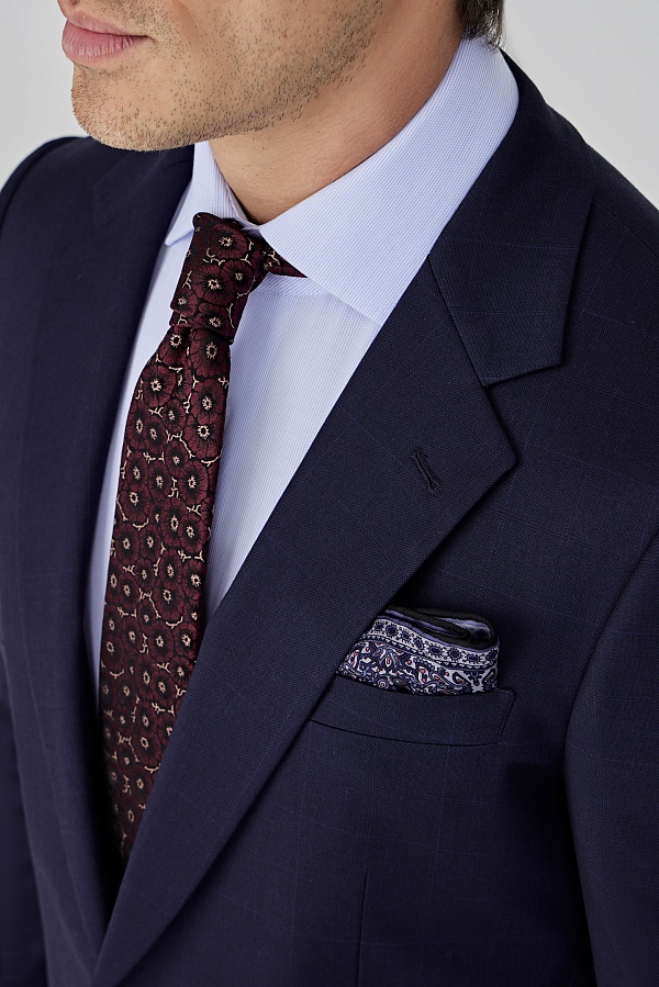 Чернильный костюм в клетку