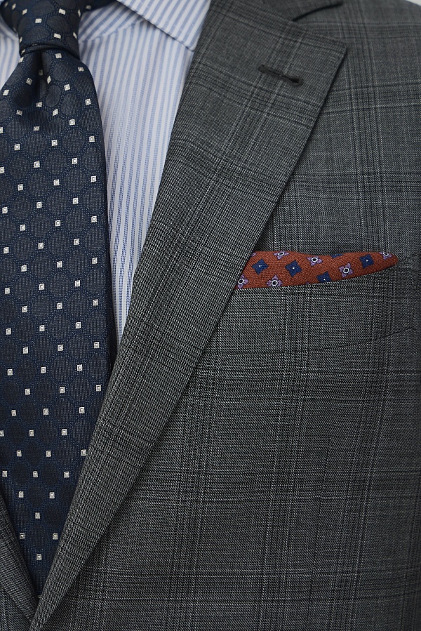 Серый костюм в клетку