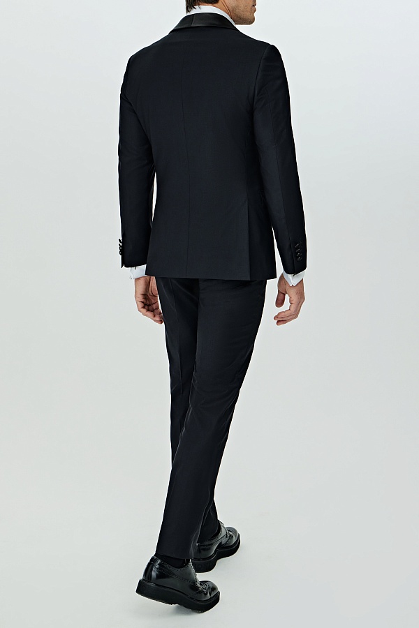 Черный смокинг со съемными лацканами