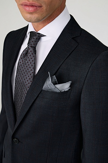 Темно-серый костюм в однотонную клетку