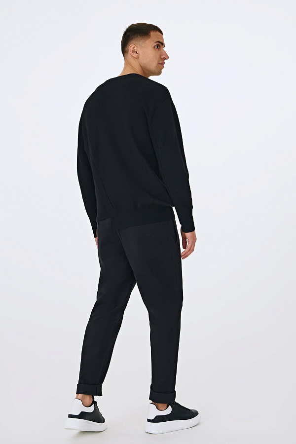 Черный джемпер с ассиметричной деталью