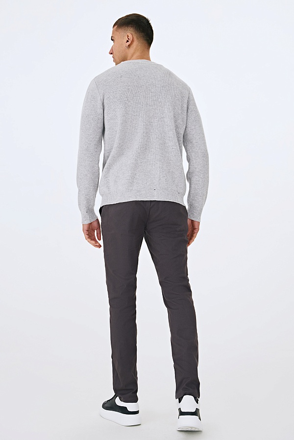 Светло-серый джемпер с рваным эффектом