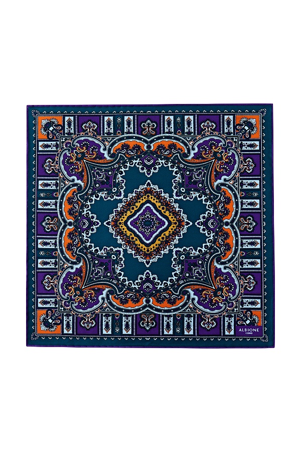 Темно-синий платок с орнаментом