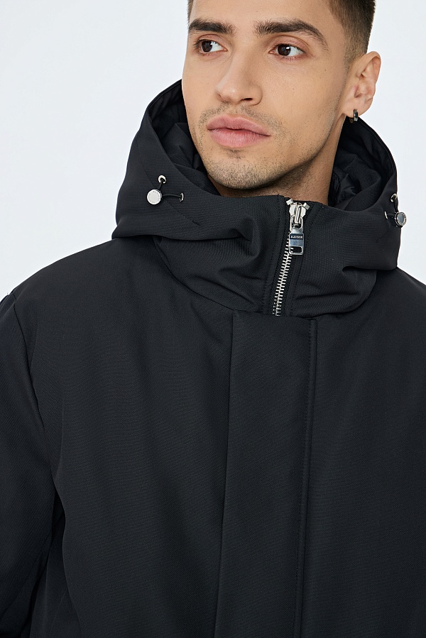 Черная пуховая куртка с капюшоном