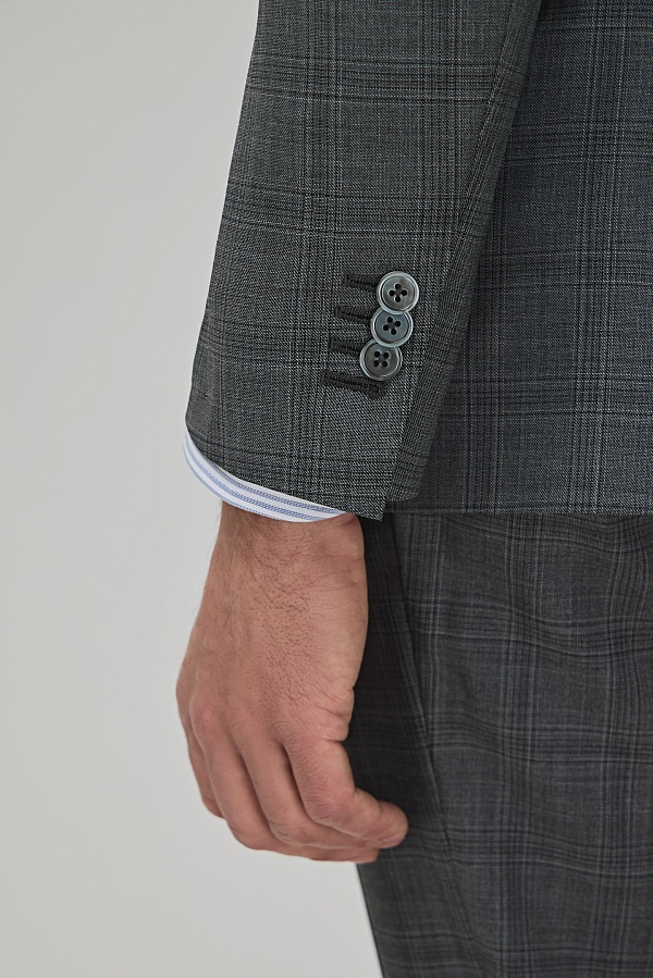 Серый костюм в клетку