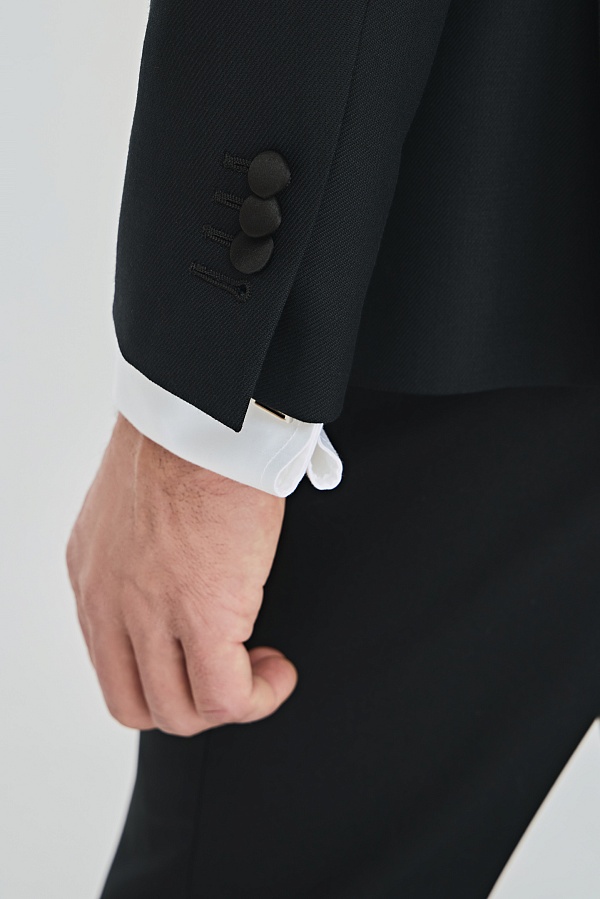 Черный костюм-смокинг с узкими лацканами