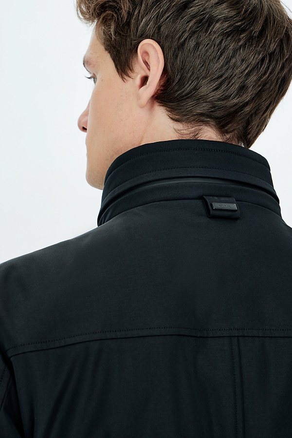 Черная пуховая куртка с воротником-стойкой