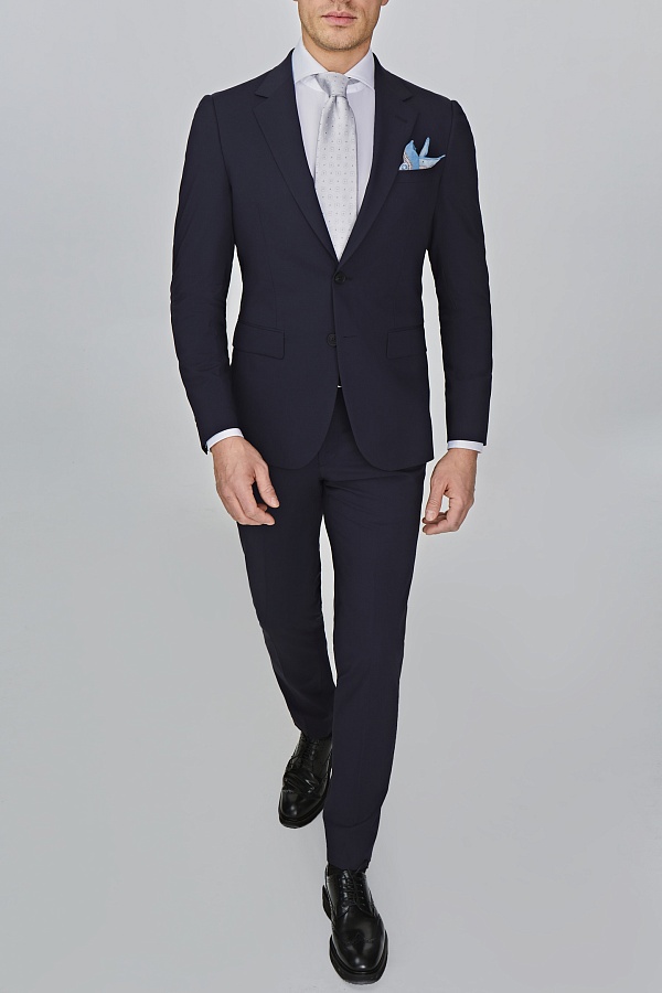Темно-синий костюм из однотонной ткани