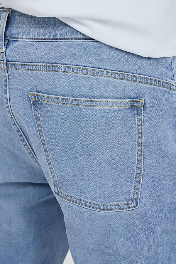 Голубые прямые джинсы