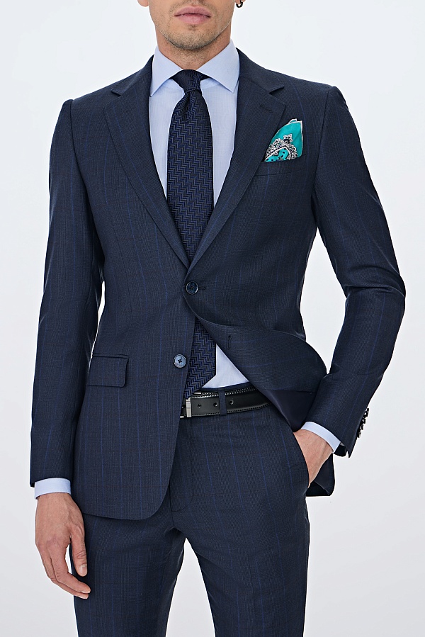 Темно-синий костюм в клетку
