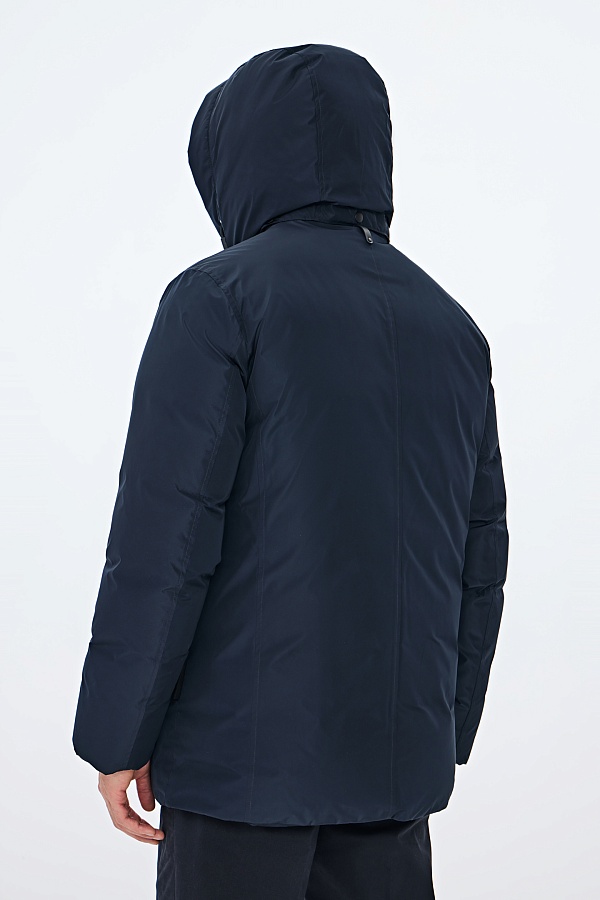 Темно-синий пуховик с капюшоном