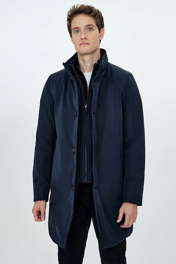 Темно-синяя пуховая куртка с воротником-стойкой