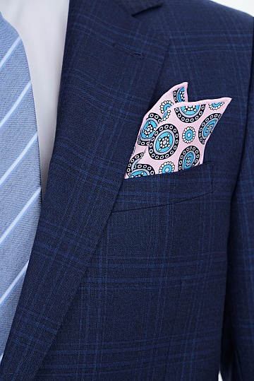 Темно-синий костюм в крупную клетку