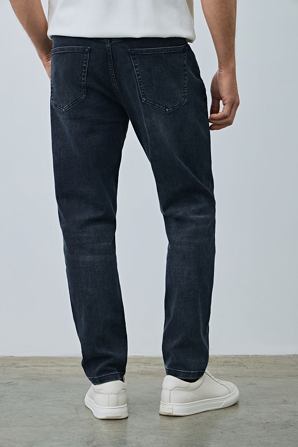 Джинсы темно-серого цвета с потертостями