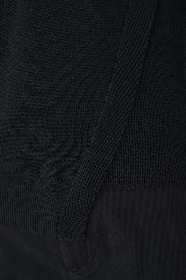 Черный джемпер с ассиметричной деталью