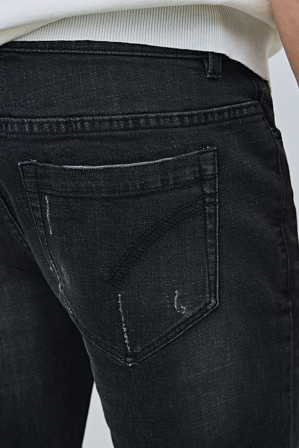 Черные джинсы с потертостями