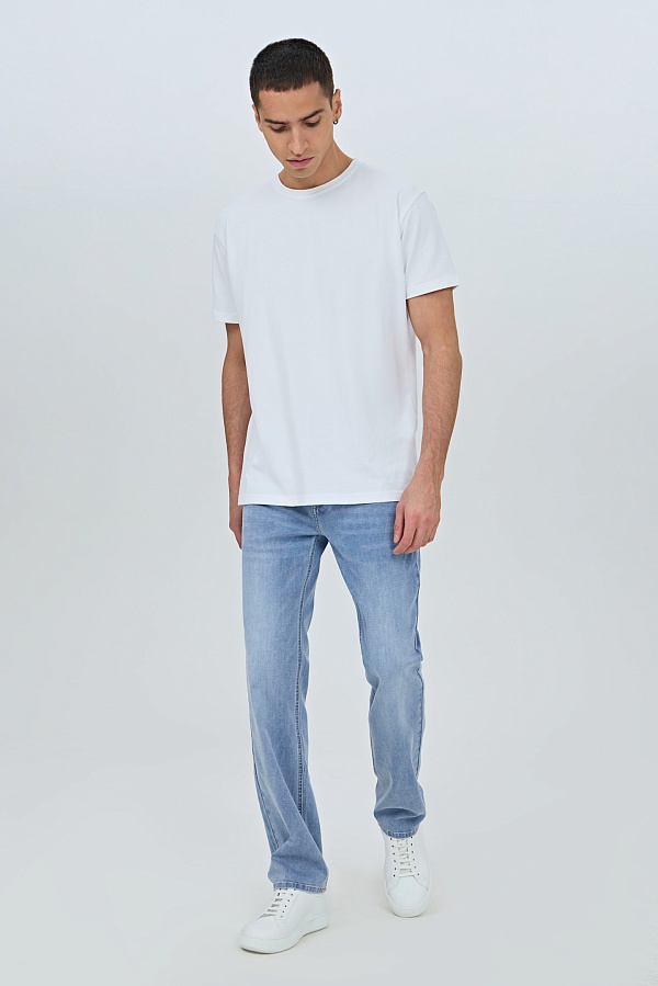 Голубые прямые джинсы