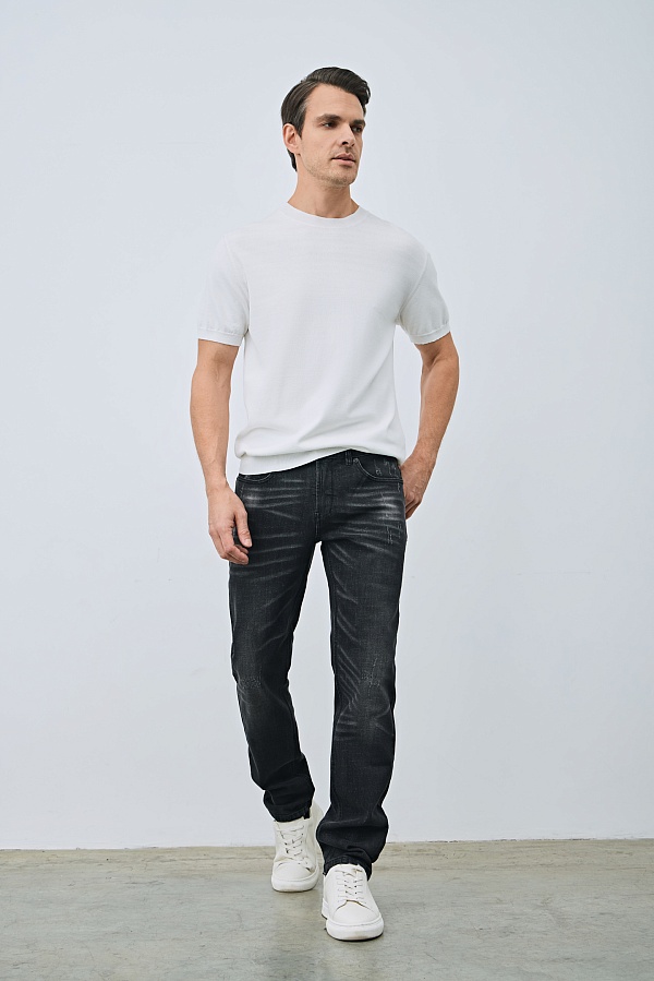 Черные джинсы с потертостями