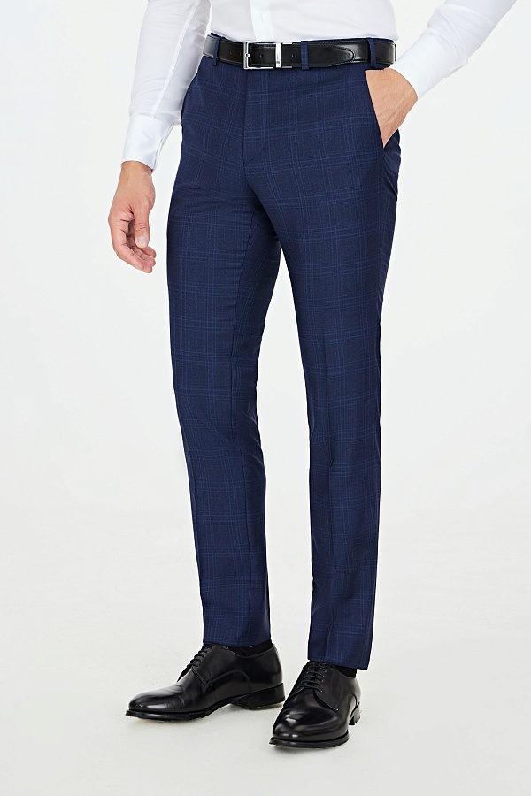 Темно-синие брюки в крупную клетку
