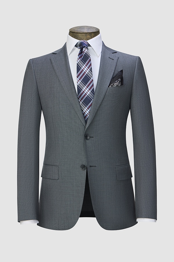 Серый костюм в мелкую клетку