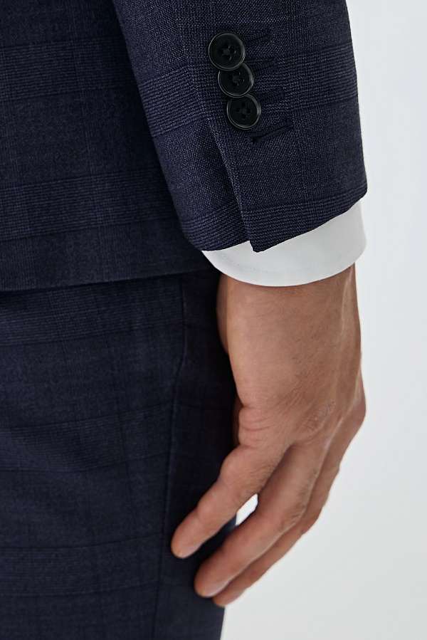 Костюм в темно-синюю клетку