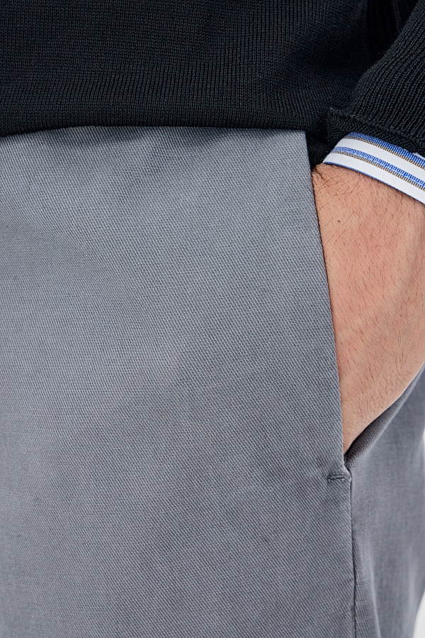 Хлопковые брюки серого цвета