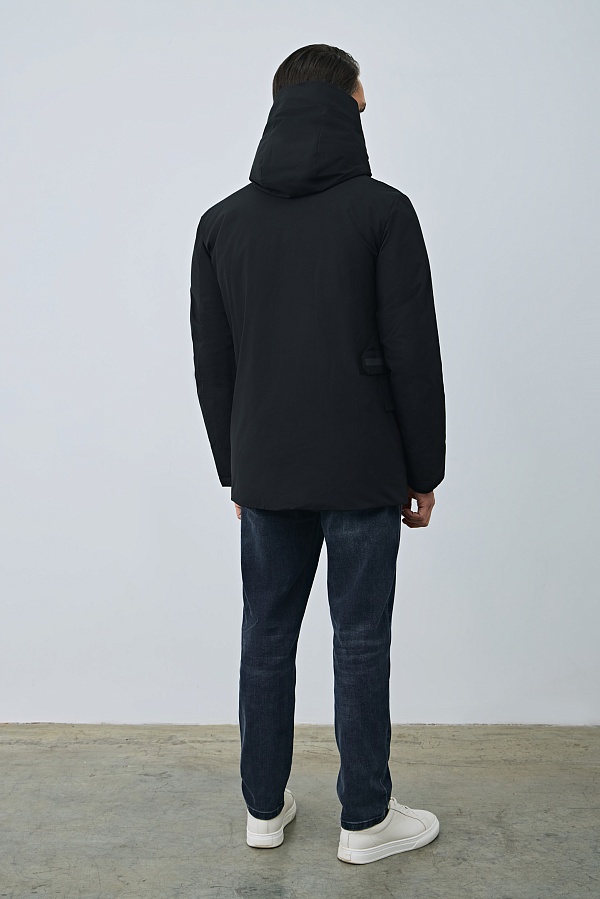 Черная куртка с капюшоном