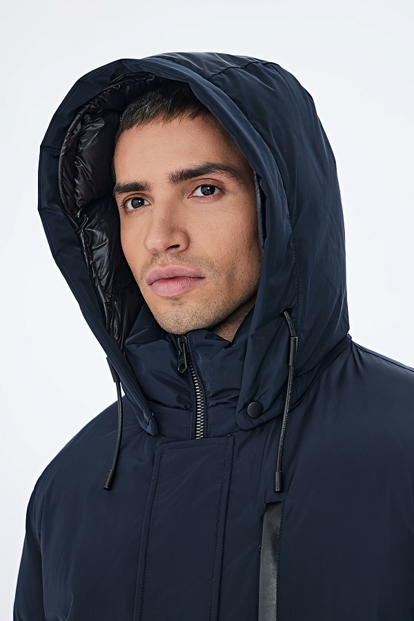 Темно-синий пуховик с капюшоном
