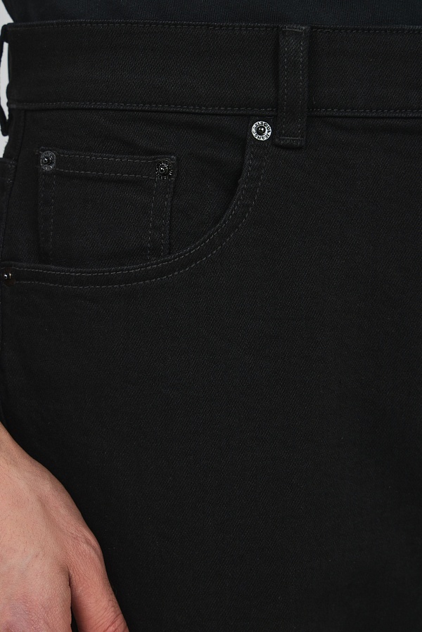 Черные прямые джинсы