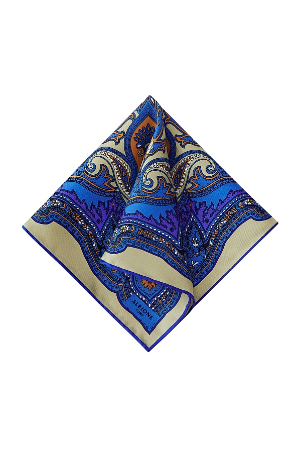 Светлый платок с синим орнаментом