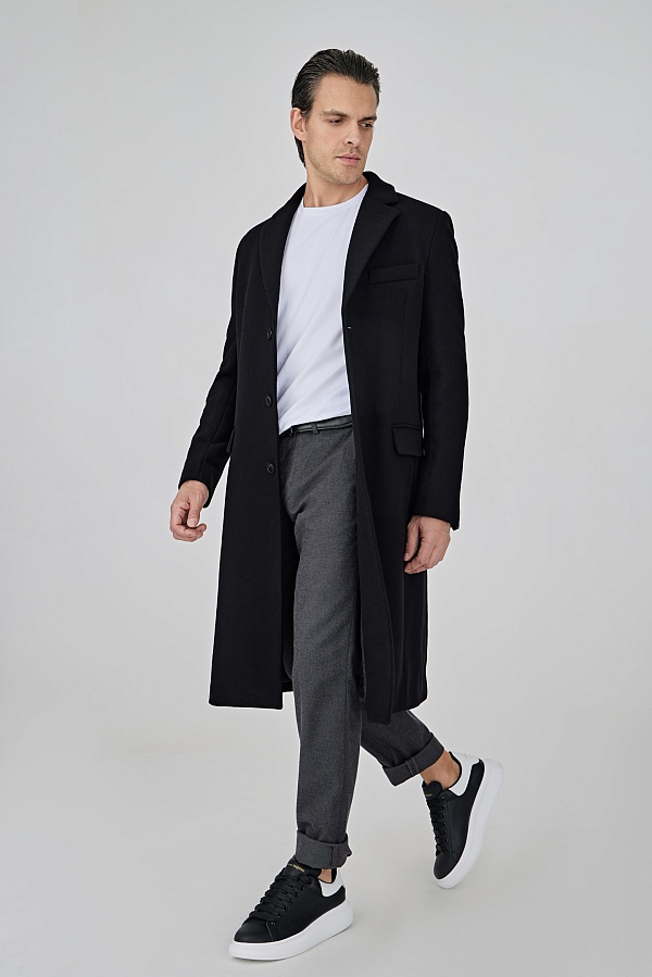 Удлиненное черное пальто на трех пуговицах