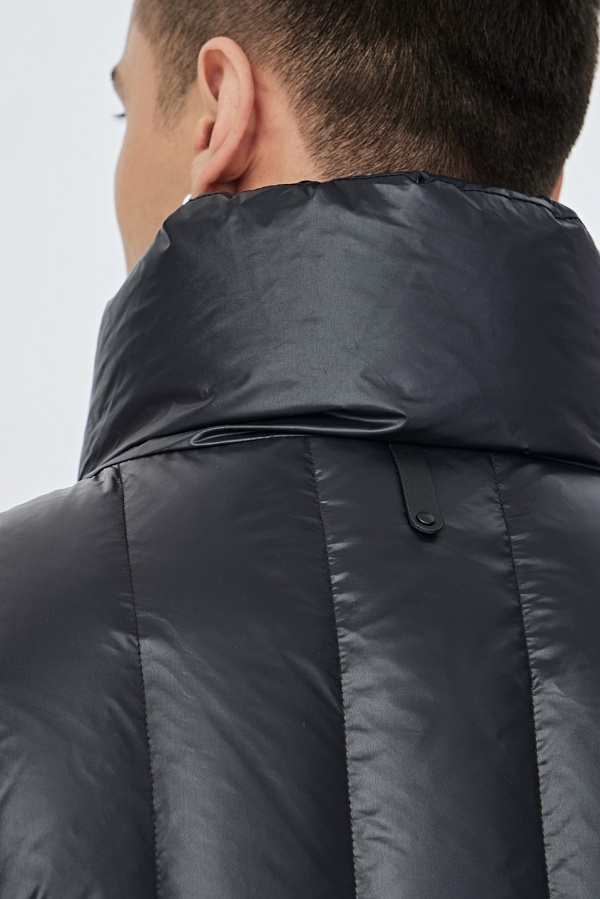 Черный пуховик с отстегивающимися рукавами