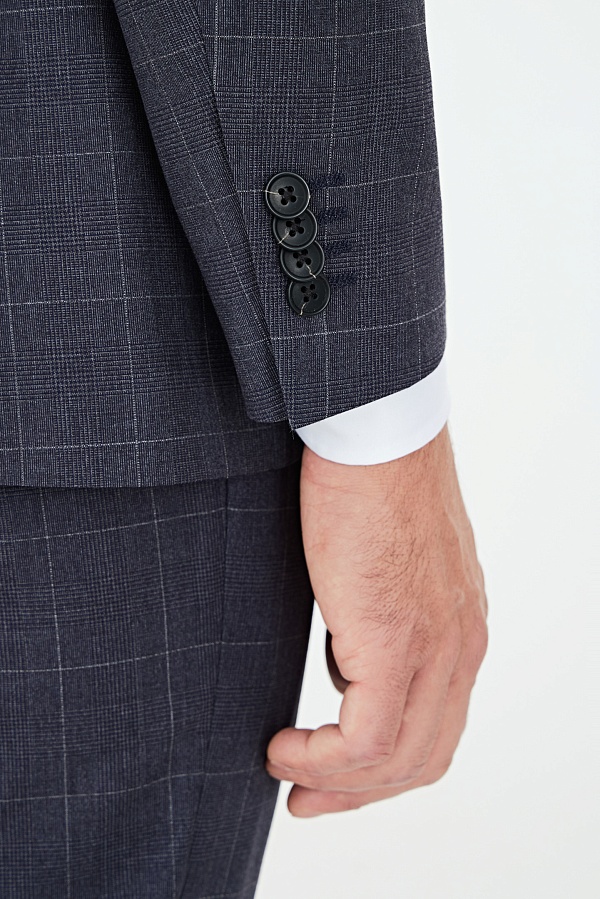 Темно-синий костюм в серую клетку
