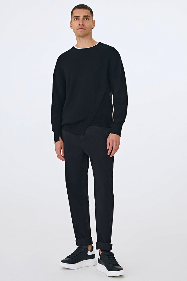 Черный джемпер с ассиметричной деталью