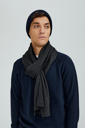 Темно-серый шарф гладкой вязки