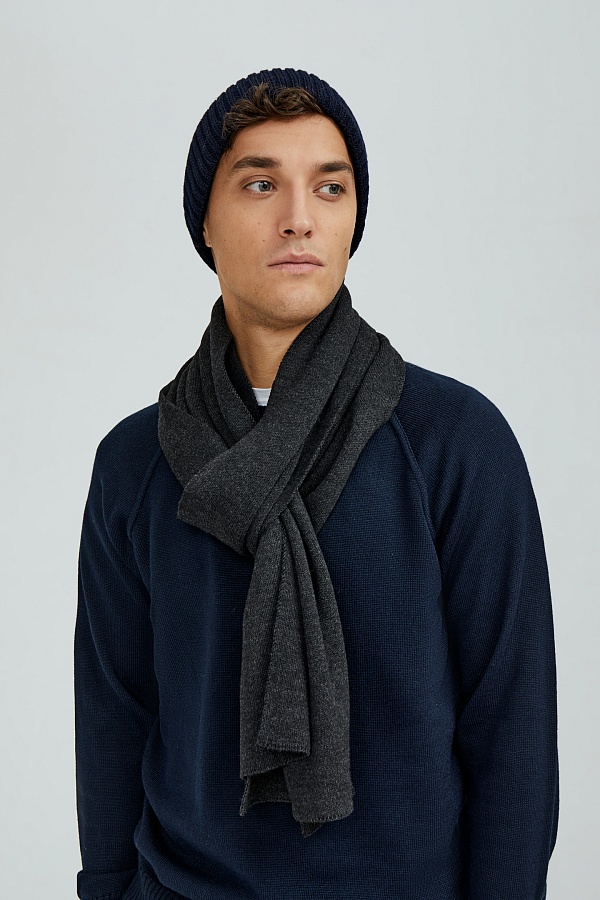 Темно-серый шарф гладкой вязки