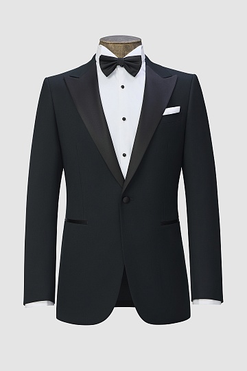 Черный костюм-смокинг с широкими лацканами