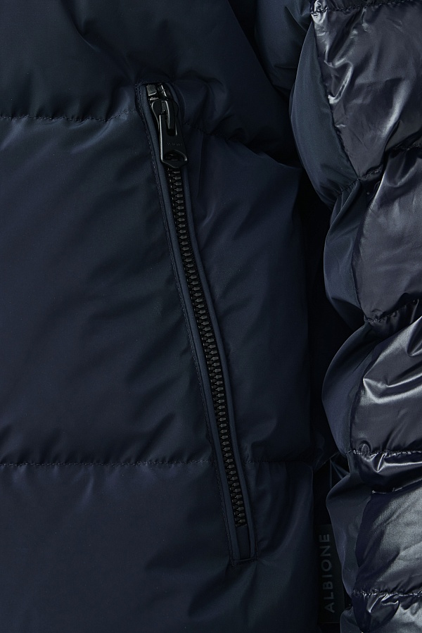 Темно-синий пуховик с отстегивающимися рукавами