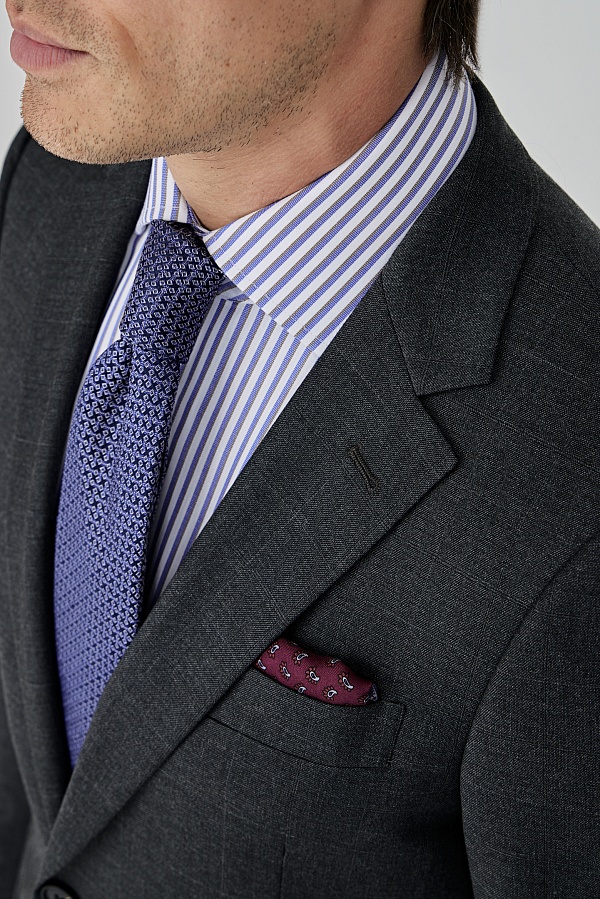 Серый костюм в клетку