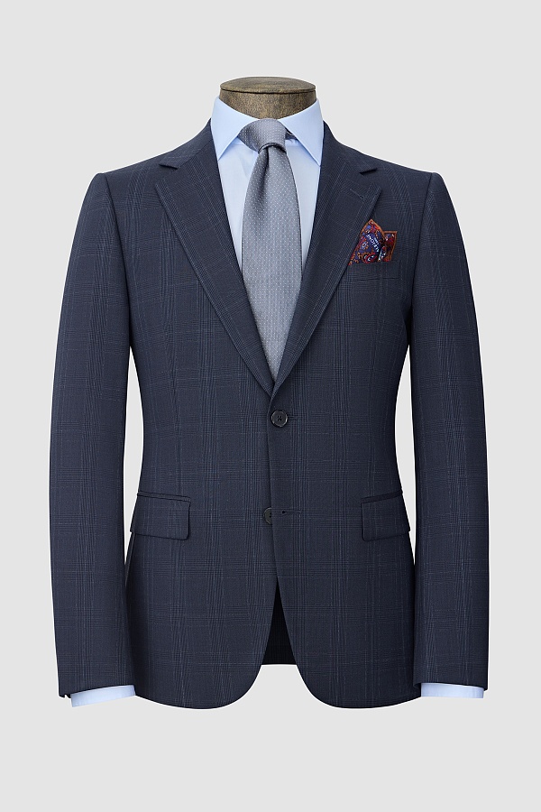 Темно-синий костюм в крупную клетку