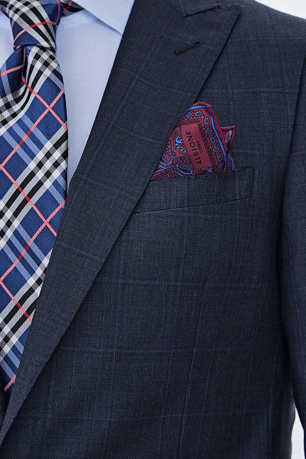 Серо-синий костюм в клетку