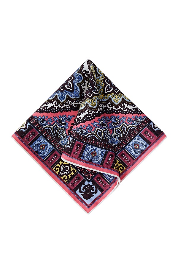 Пестрый розовый платок с орнаментом